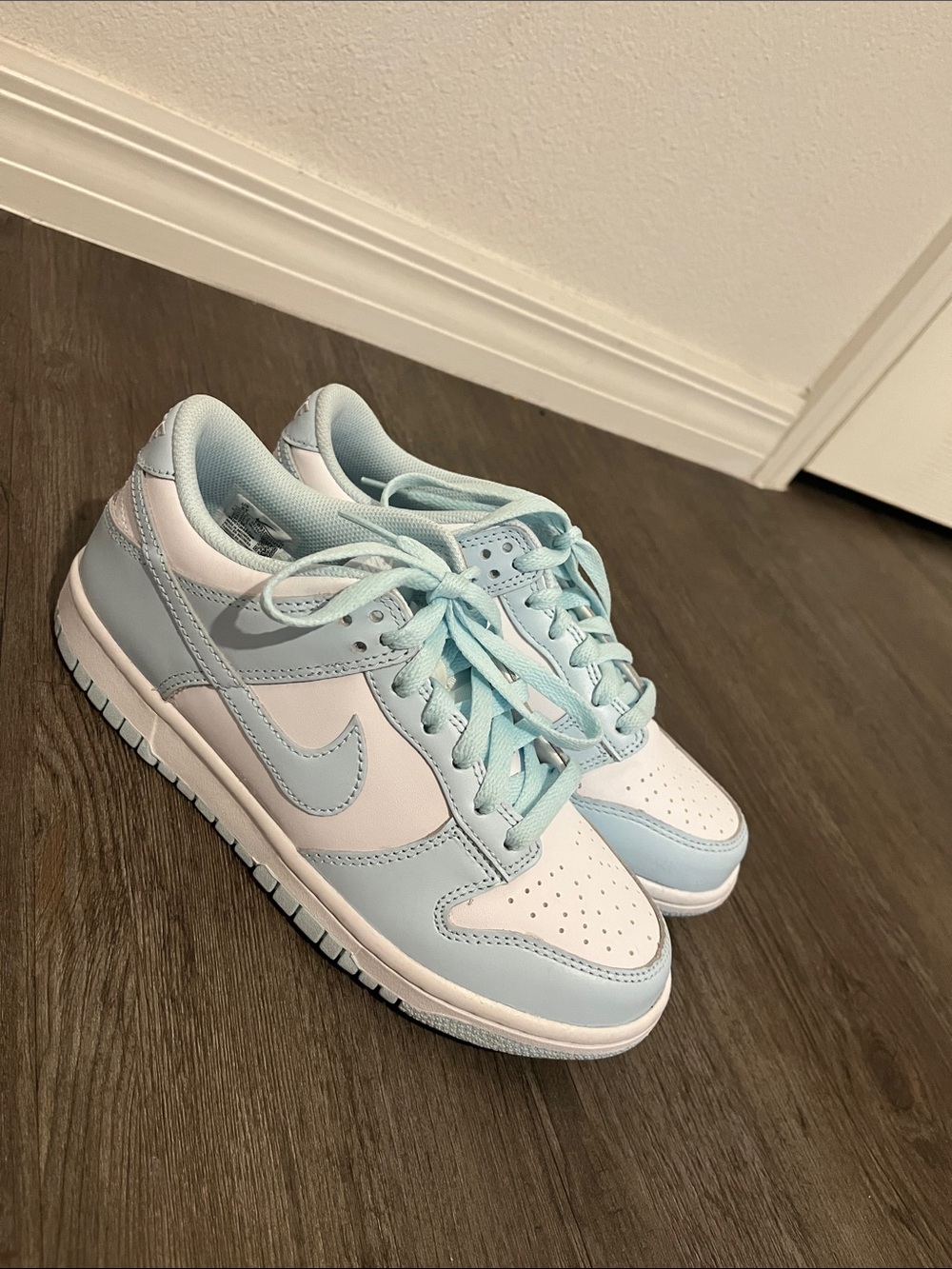Nike Low-Top Sneakers in White & Light Blue